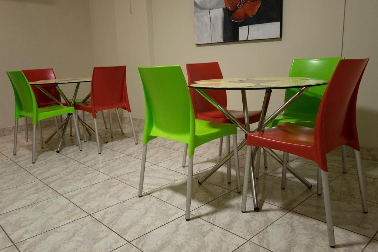 Hostal Solari Trujillo Eksteriør bilde